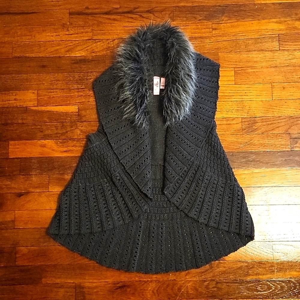 🎉H.P🎉 🍁EUC Dolled Up Grey Knitted Sleevless Sweater with Faux Fur Collar